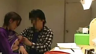 برطانوی سنہرے بالوں والی slut راضی بھیڑ کے سینگ جانوروں سے سیکس مردوں کے ساتھ بلند آواز BJ