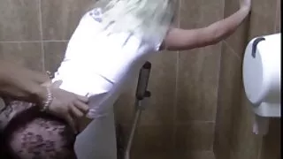 دلکش طالب علم کے ساتھ شیشے کی چھوٹی سی کینڈی میں تبدیل کر دیا ایک گرم اور گرم خون والے سیکس پاک کتیا