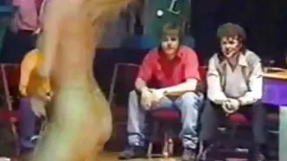 براؤن بالوں والی پلاسٹک سکس کہانی کی گڑیا کائرا سیاہ ہینڈل ڈبل دخول