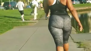 خوبصورت brunette Zhanna ظاہر کرتا ہے اس کے سرمی گدا لوکل سیکسی