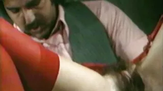 سنہرے بالوں والی کے سر پر فل سکسی ویڈیو دفتر کے فرش