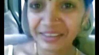 پتلی ، brunette کے کم Nadara متصور ہوتا ہے داستان سکسی تصویر اور undresses ساحل سمندر پر
